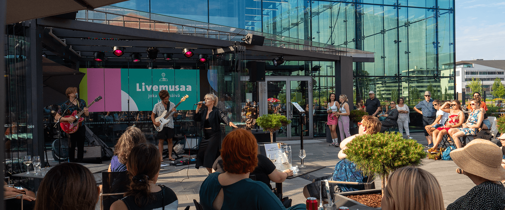Yona esiintyy Musiikkitalon kesäterassilla