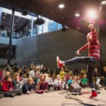 Lastenkonsertti Musiikkitalon Alalämpiössä.