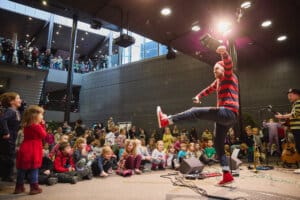 Lastenkonsertti Musiikkitalon Alalämpiössä.