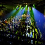 Disco, jossa paljon ihmisiä tanssimassa Musiikkitalon Black Box salissa.