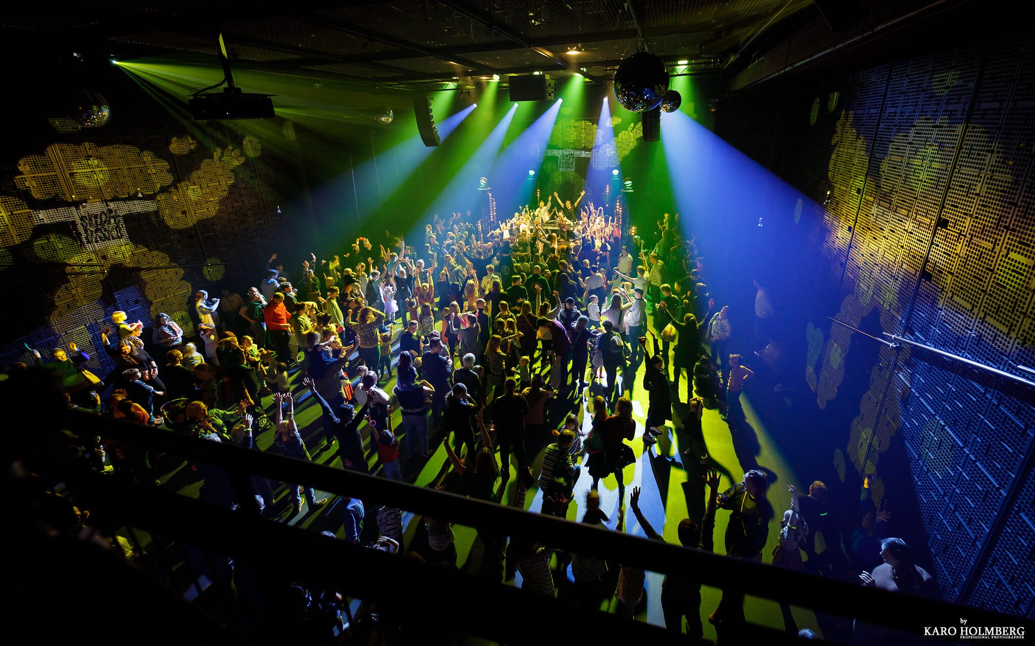 Disco, jossa paljon ihmisiä tanssimassa Musiikkitalon Black Box salissa.