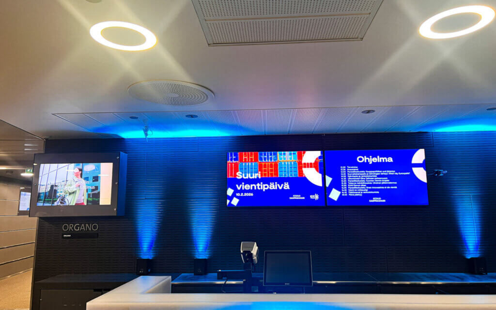 Yritystapahtuman päivän ohjelma ja aikataulu näkyy Musiikkitalon seinällä olevilla näytöillä. 