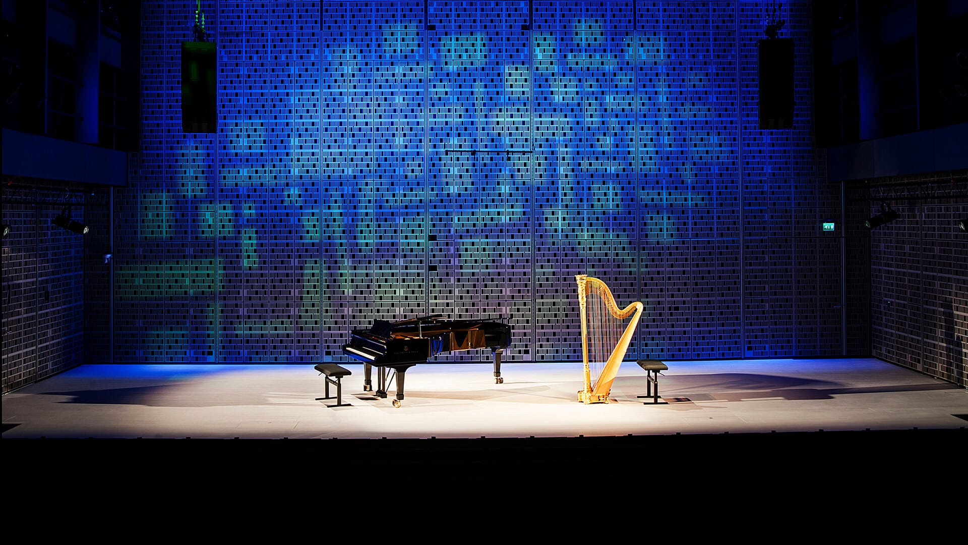 Musiikkitalon Camerata-salin lavalla flyygeli ja harppu.