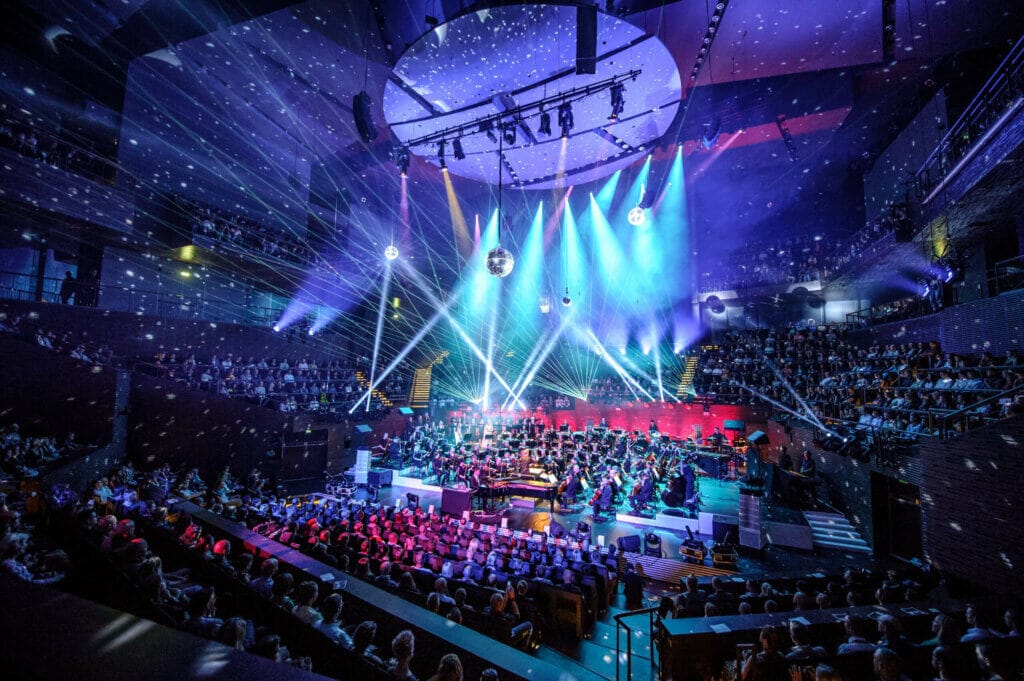 Näyttävästi valaistu Musiikkitalon Konserttisali Classical trancellations -konsertissa.