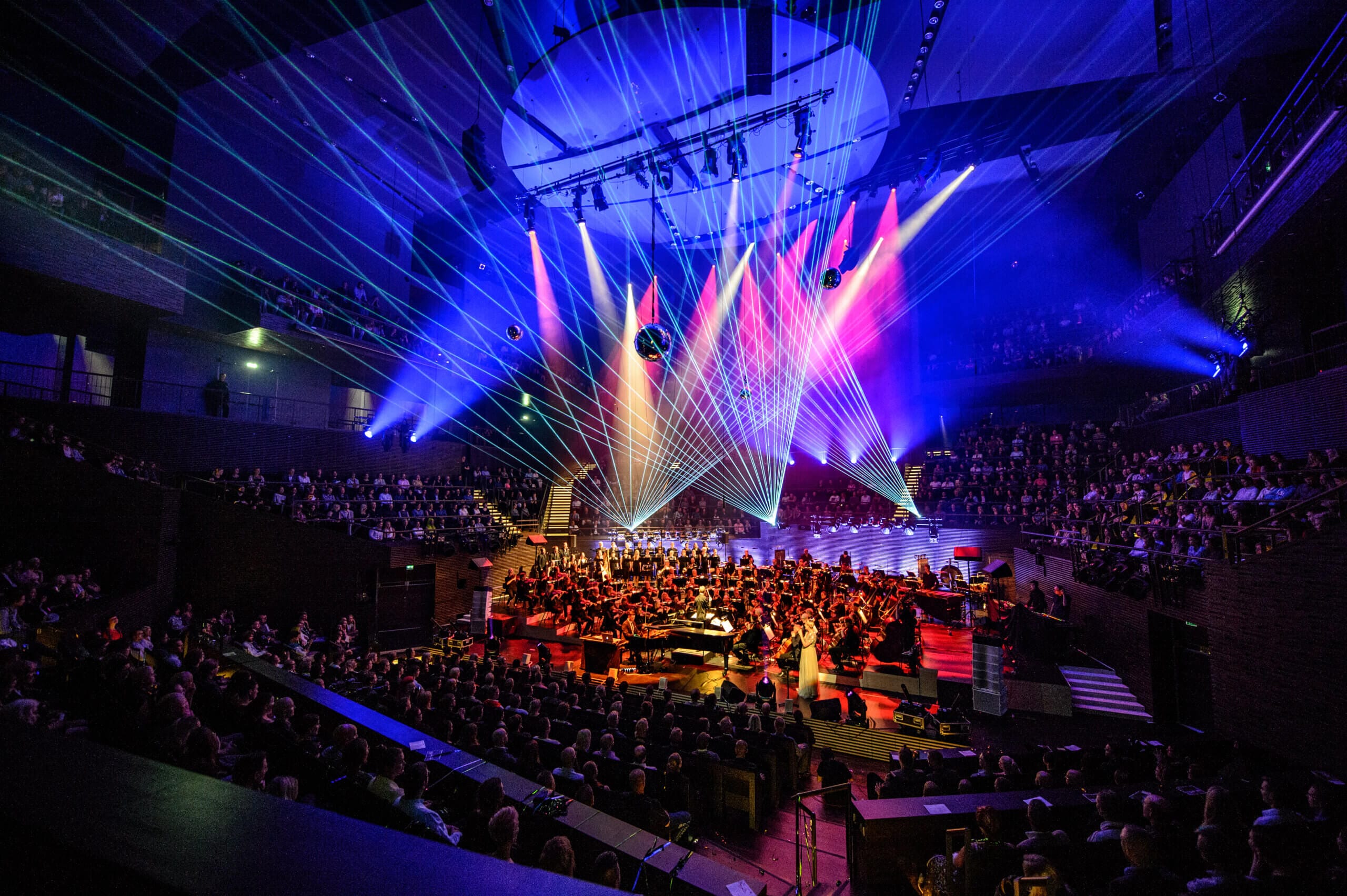 Näyttävästi valaistu konsertti Musiikkitalon Konserttisalissa.