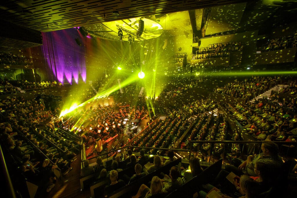 Näyttävästi valaistu Musiikkitalon Konserttisali.