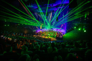 Musiikkitalon Konserttisali valaistuna vihreillä laservaloilla ja täynnä yleisöä.