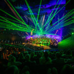 Musiikkitalon Konserttisali valaistuna vihreillä laservaloilla ja täynnä yleisöä.