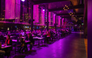 Ihmisiä Musiikkitalon Päälämpiössä. Yritystapahtumissa lämpiöt palvelevat ruokailu- ja messutiloina.