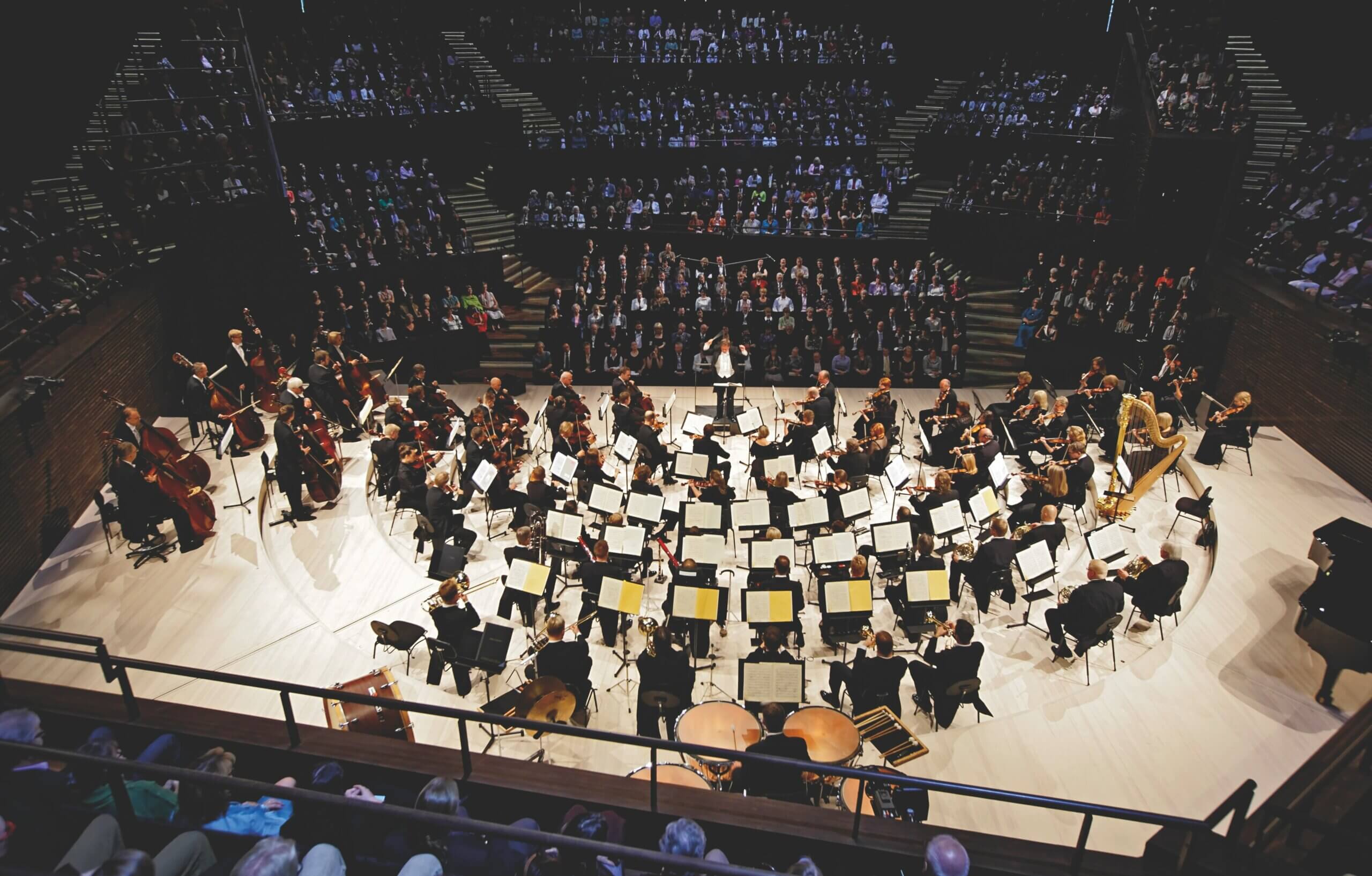 Sinfoniaorkesteri Konserttisalin lavalla.