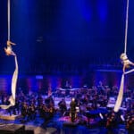 Orkesteri ja akrobatiaesityksia Musiikkitalon Konserttisalissa.