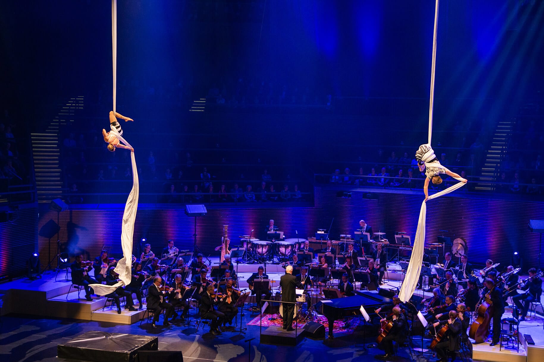 Orkesteri ja akrobatiaesityksia Musiikkitalon Konserttisalissa.