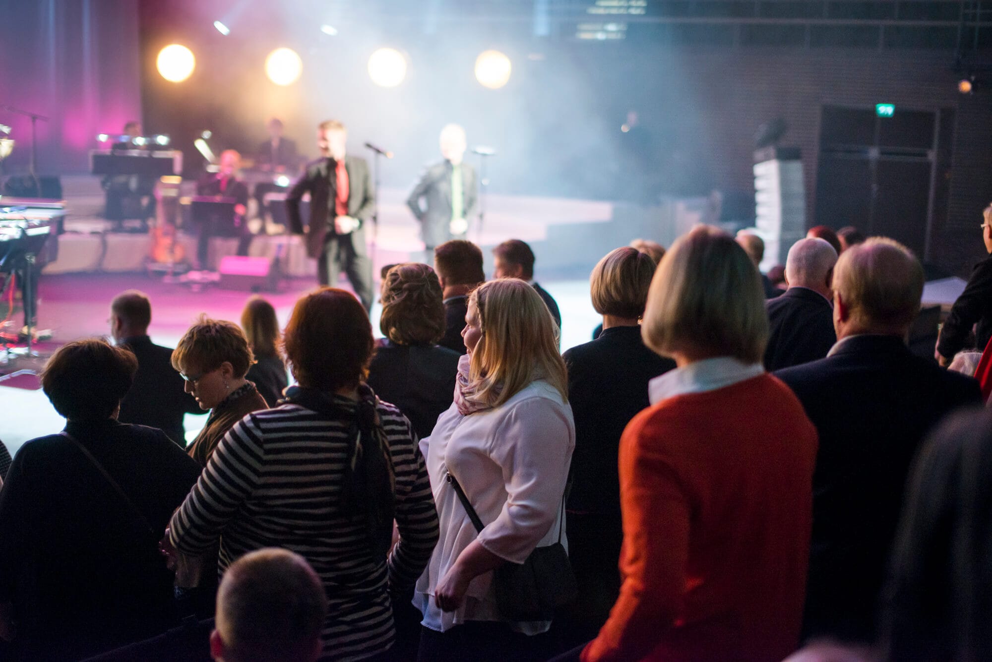 Yleisöä Konserttisalin eturiveissä.