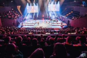 Bisness-tapahtuma Musiikkitalon Konserttisalissa.