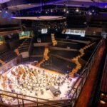 Musiikkitalon Konserttisali valaistuna. Lavalla soittimia.