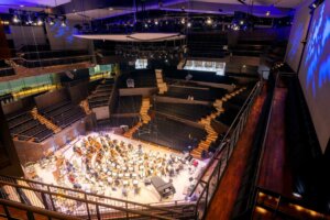 Musiikkitalon Konserttisali valaistuna. Lavalla soittimia.