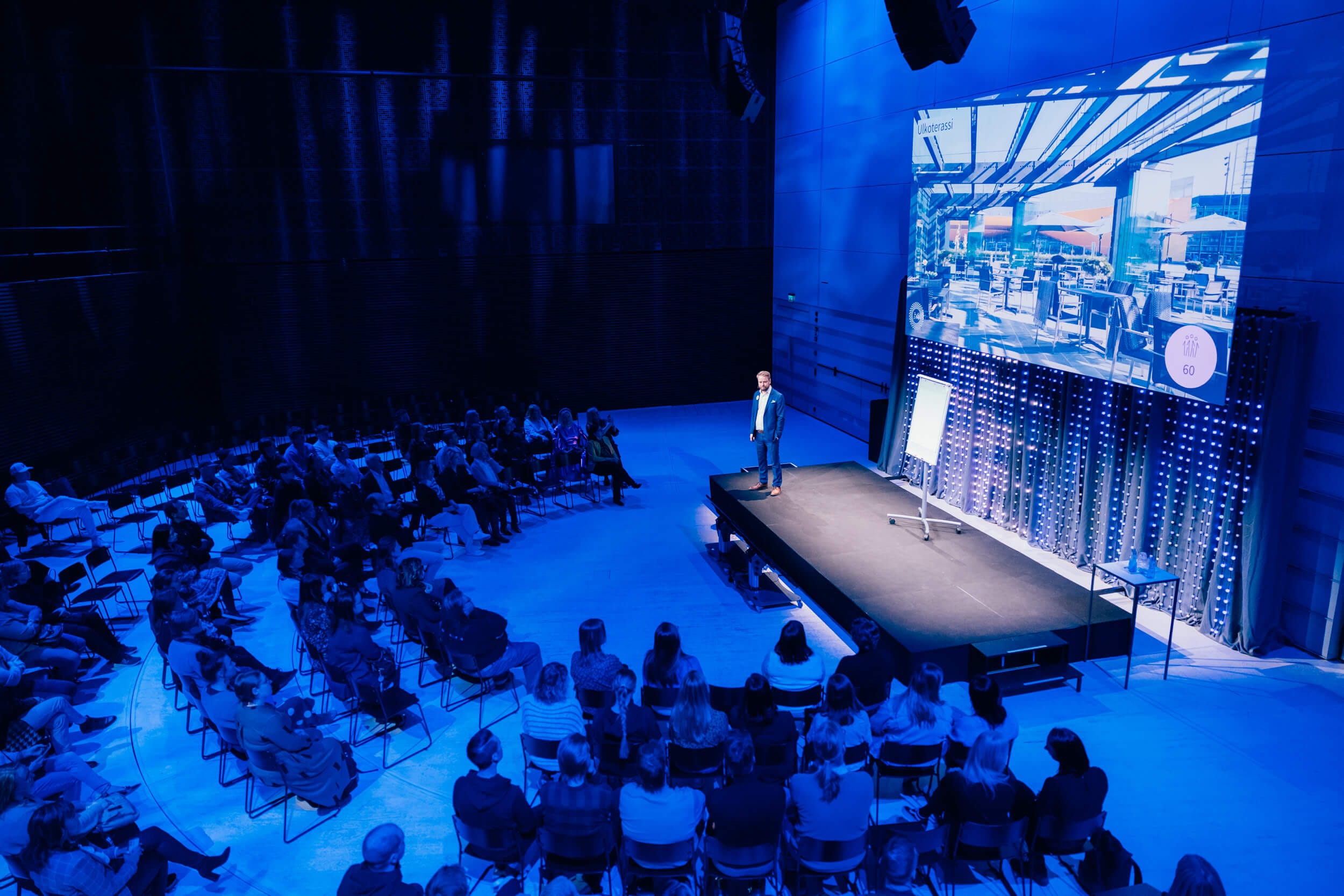 Yritysseminaari Musiikkitalon Paavo-salissa.