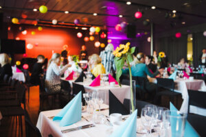 Musiikkitalon Ravintola-Klubi on katettu ja koristeltu värikkäästi yritystapahtumaa varten