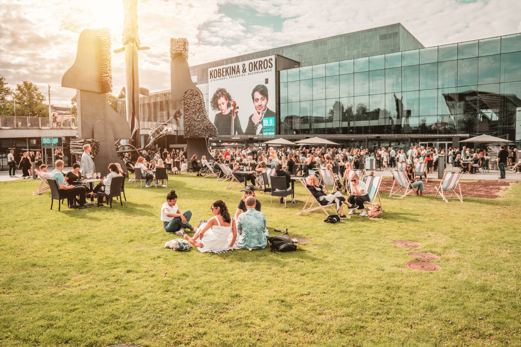 Musiikkitalon piha ja Terassi kesällä Kansalaistorin sisäänkäynnin puolelta.