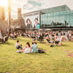 Musiikkitalon piha ja Terassi kesällä Kansalaistorin sisäänkäynnin puolelta.