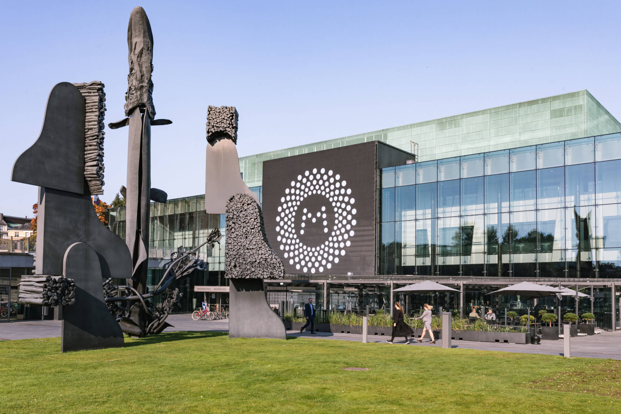 Musiikkitalon terassi ja Laulupuut-veistos.