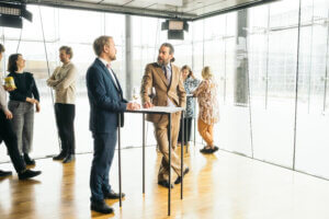 Yritysvieraat verkostoituvat Musiikkitalon Terassilämpiön kokoustilassa Helsingissä.