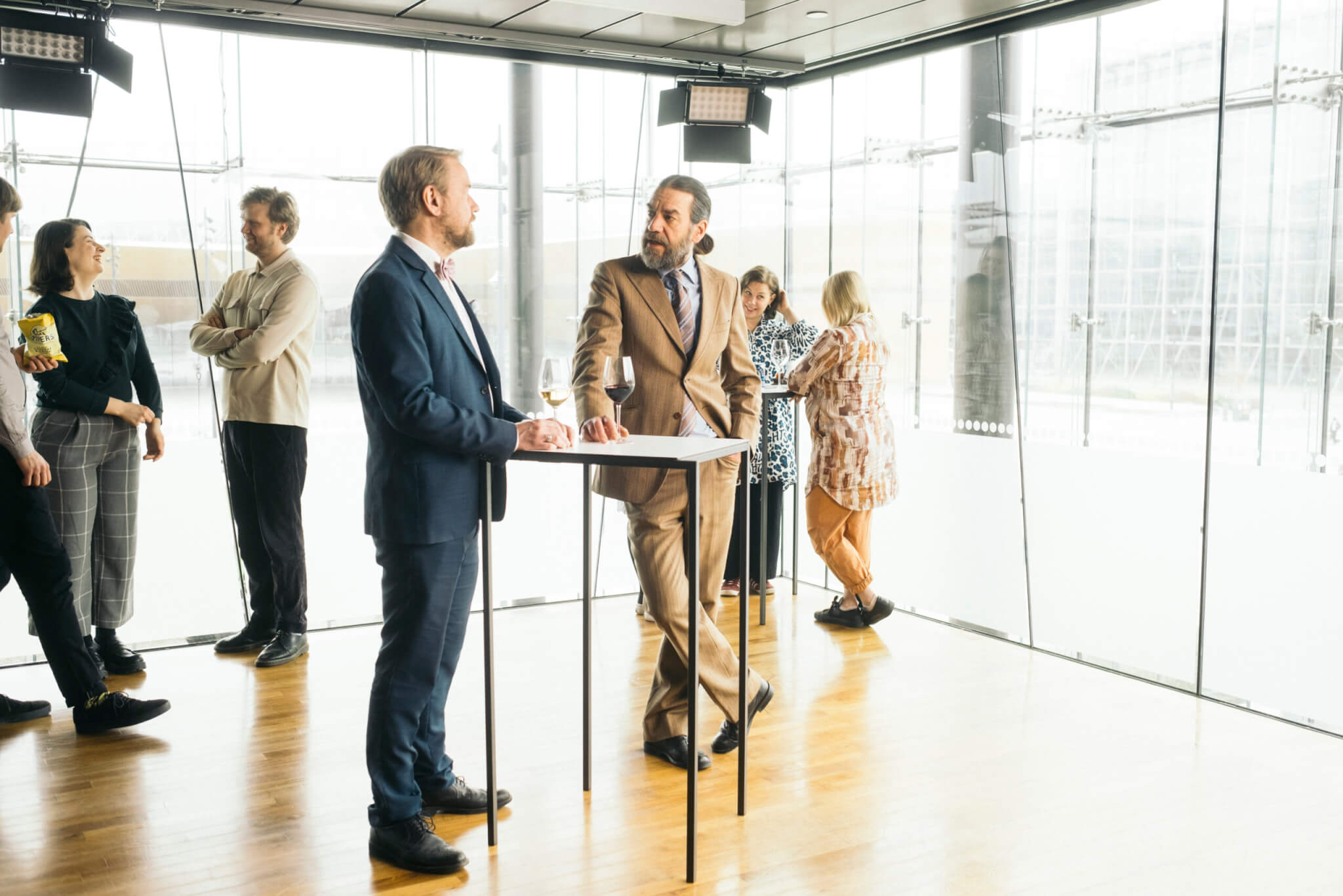 Yritysvieraat verkostoituvat Musiikkitalon Terassilämpiön kokoustilassa Helsingissä.